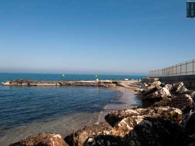 Alla fine dello stabilimento si trova una sorta di �golfo� sabbioso con acqua molto bassa che riflette colori che vanno dal celeste al verde smeraldo. Ed � proprio su questa insenatura che si affaccia l�ultimo stabilimento balneare di Bari, ovvero il Lido del Carabiniere, riservato ai militari dell�Arma
